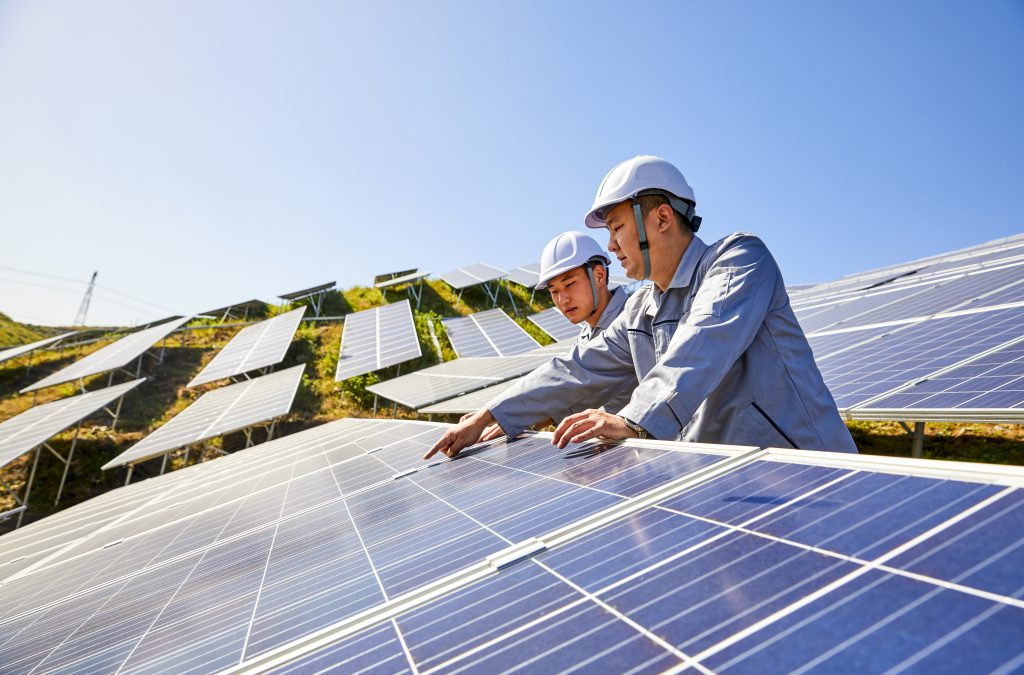 Chineses instalando placas solares.